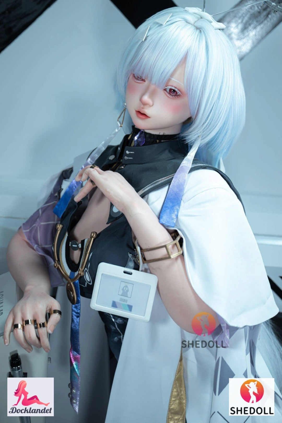 Anime realistinen SHEDOLL nukke vaaleansinisellä hiustyylillä ja cosplay-asulla, lähikuvassa todentuntuisia yksityiskohtia ja scifi-tyyliä.