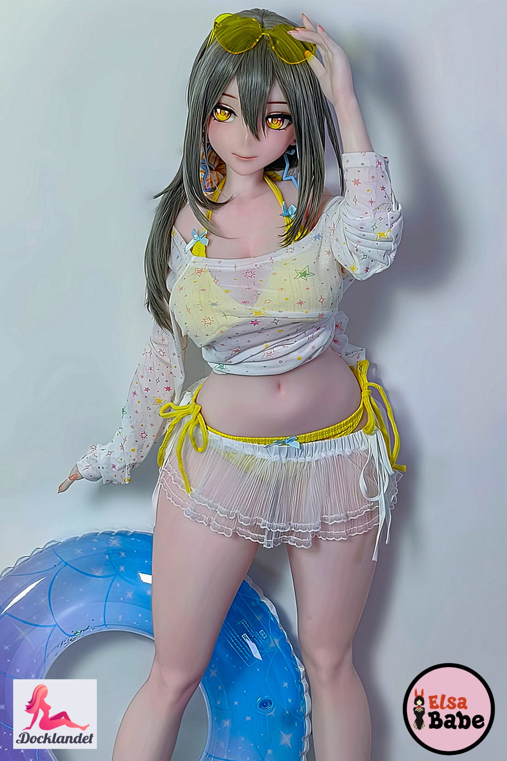 Mizuta Nina 151 cm Elsa Babe anime-silikondocka med mörkgrönt hår, gula ögon och gul sommaroutfit.