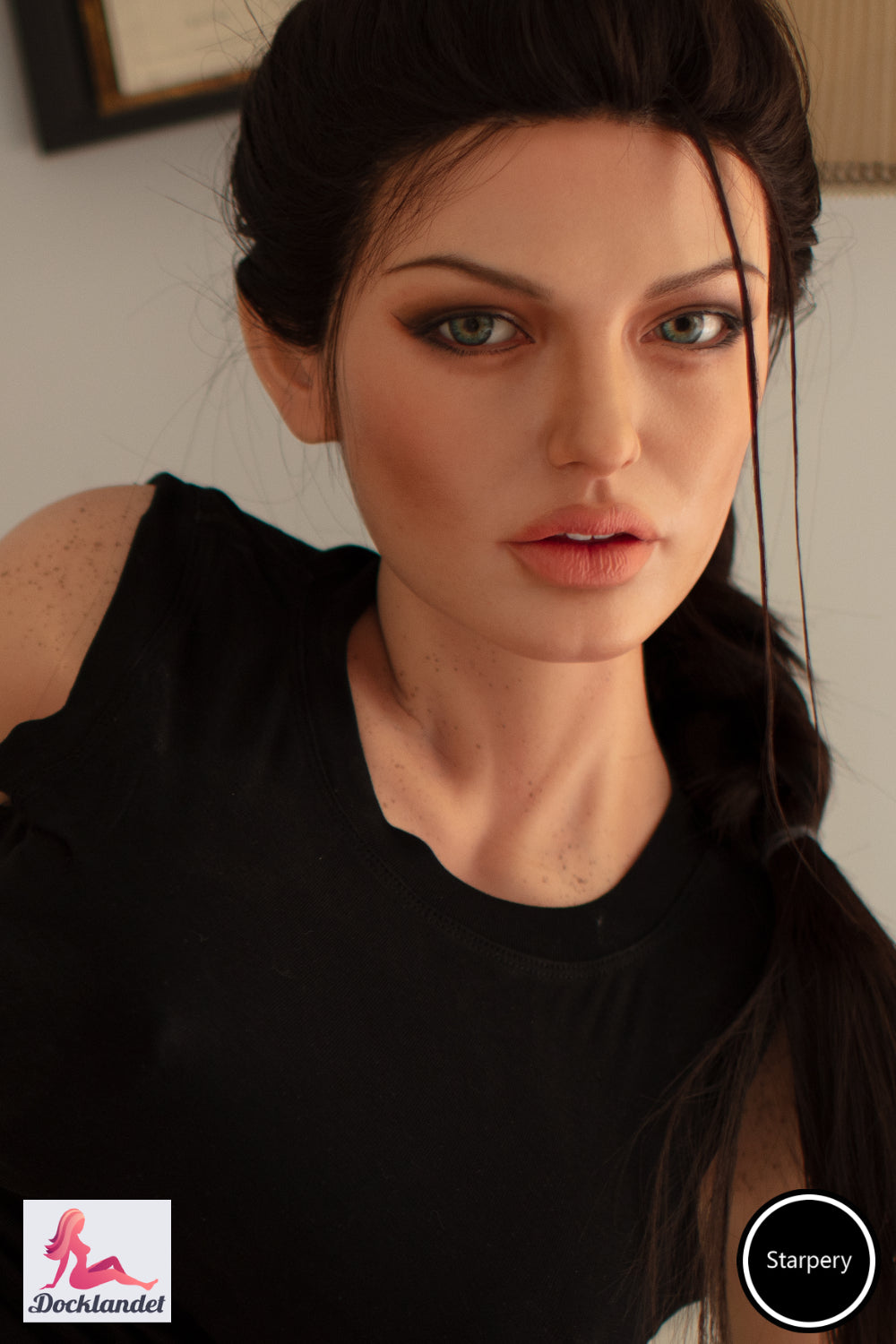 Lara Croft sexdocka från Starpery. 167 cm lång sexdocka med bröststorlek E-kupa. Lara Croft är känd från spelet Tomb Rider. 